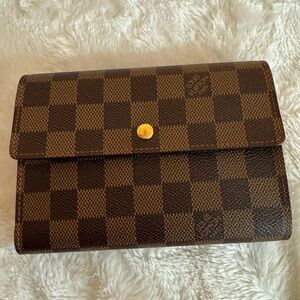 Authentic Louis Vuitton wallet in excellent condition